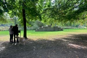 [Sol Lewitt][0], _123454321_. Yorkshire Sculpture Park, United Kingdom. Photo: Georges Armaos. 


[0]: https://ocula.com/artists/sol-lewitt/